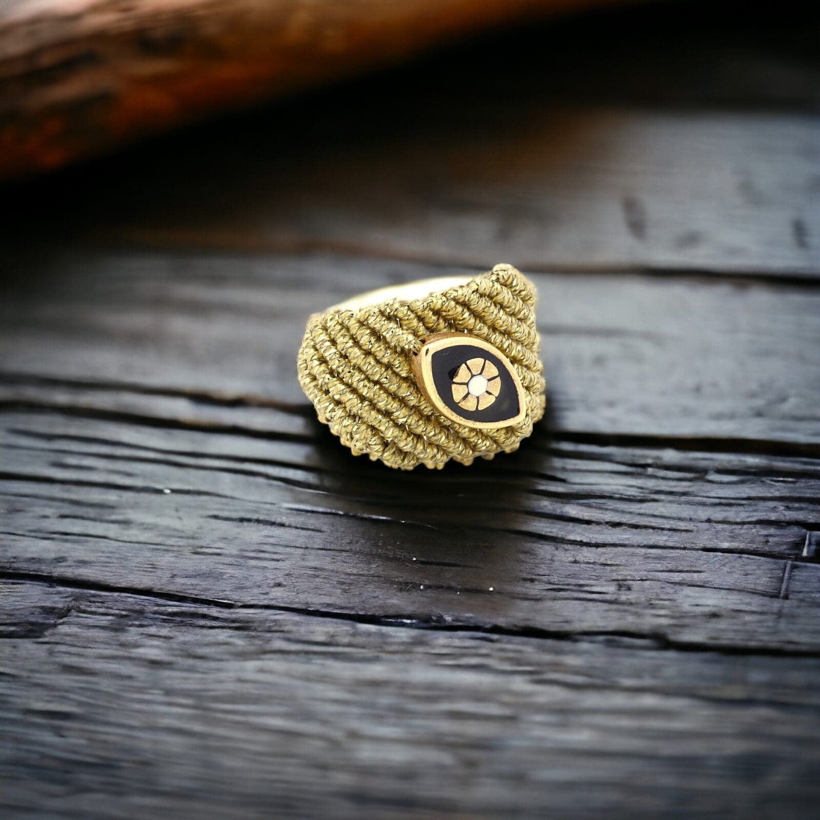 Xειροποίητο δαχτυλίδι μακραμέ (ρυθμιζόμενο μέγεθος), με χρυσαφί μεταλλιζέ κηροκλωστή και οβάλ μαύρο ματάκι