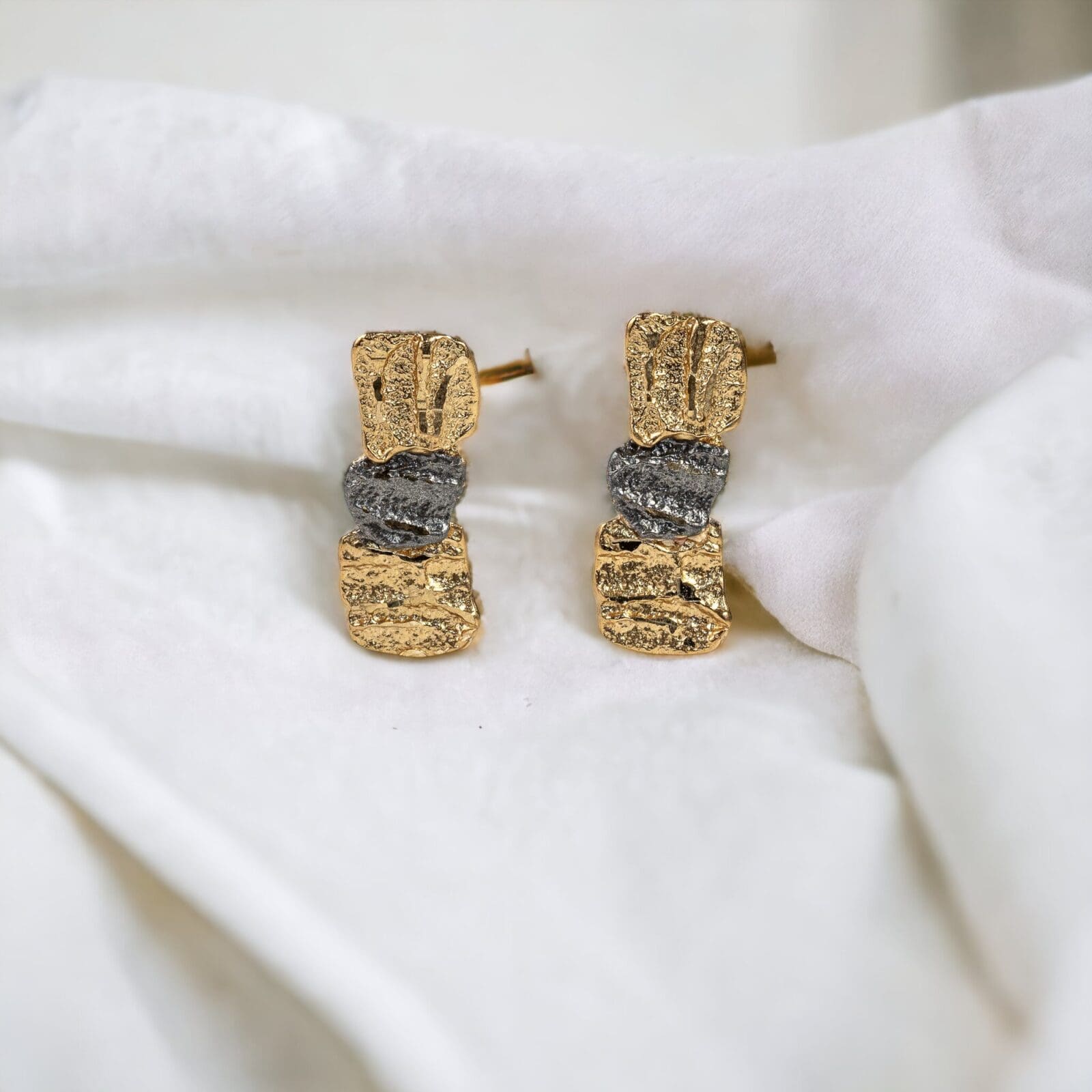 Χειροποίητα σκουλαρίκια από διαμανταρισμένο ορείχαλκο με χρυσή και μαύρη επιμετάλλωση