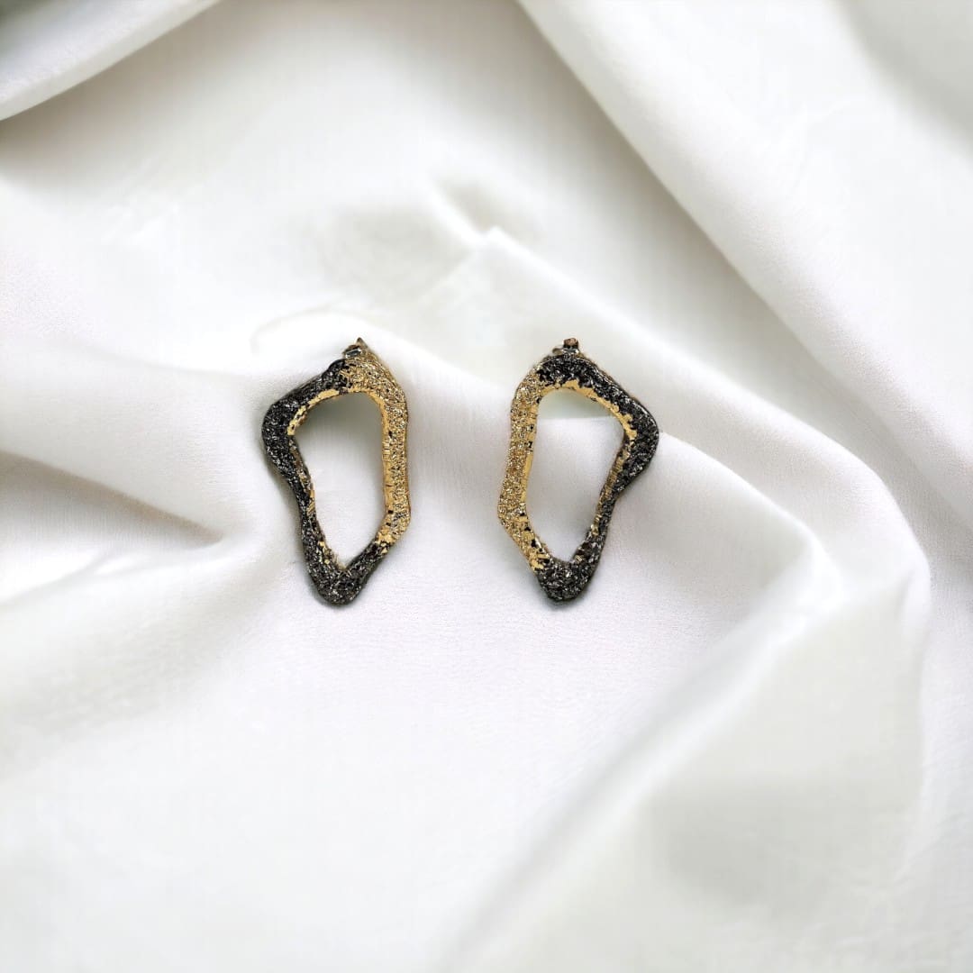 Χειροποίητα σκουλαρίκια από διαμανταρισμένο ορείχαλκο, με χρυσή και μαύρη επιμετάλλωση και ακανόνιστο σχήμα