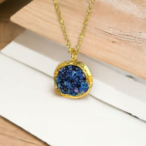 Χειροποίητο επίχρυσο κολιέ από διαμανταρισμένο ορείχαλκο, με μικρό στρογγυλό μενταγιόν και μπλε κρυστάλλους lapis lazuli