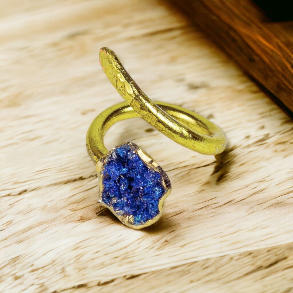 Χειροποίητο επίχρυσο δαχτυλίδι από σφυρήλατο ορείχαλκο και μπλε κρυστάλλους