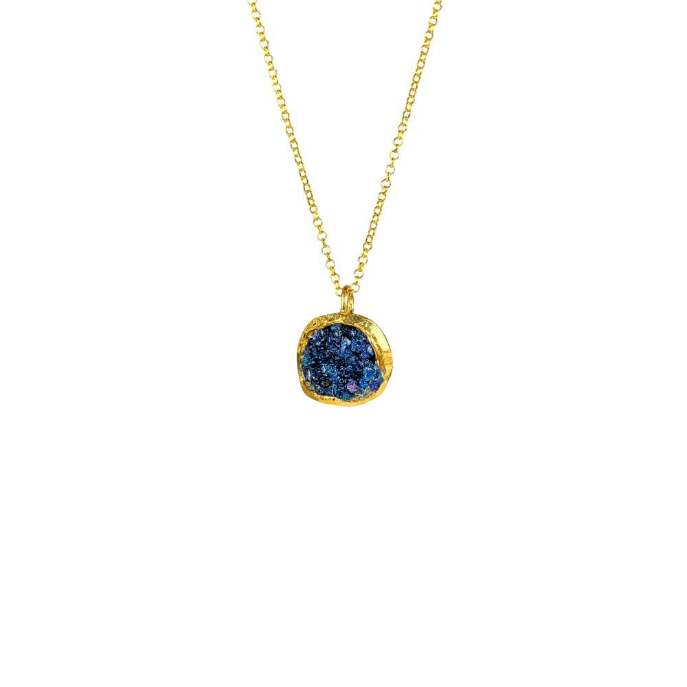 Χειροποίητο επίχρυσο κολιέ από διαμανταρισμένο ορείχαλκο, με μικρό στρογγυλό σχήμα και μπλε κρυστάλλους lapis lazuli