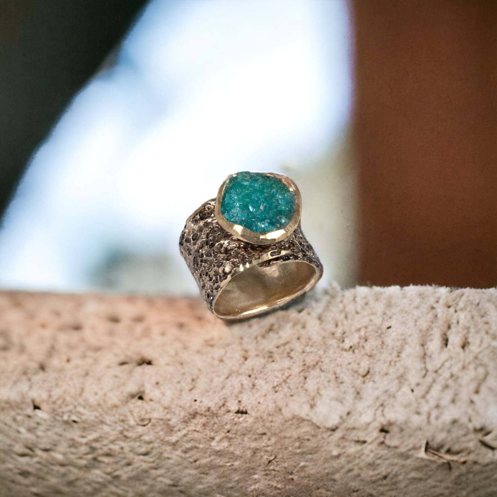 Χειροποίητο δαχτυλίδι από διαμανταρισμένο ορείχαλκο (σε μπεζ/μαύρη απόχρωση) και γαλαζοπράσινους κρυστάλλους aquamarine