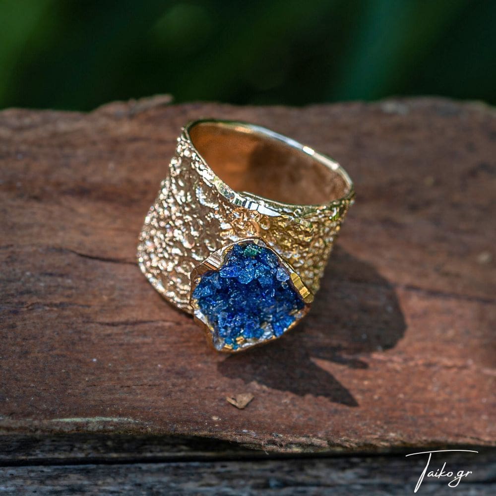 Χειροποίητο δαχτυλίδι από διαμανταρισμένο ορείχαλκο (σε χρυσαφί απόχρωση) και μπλε κρυστάλλους lapis lazuli 