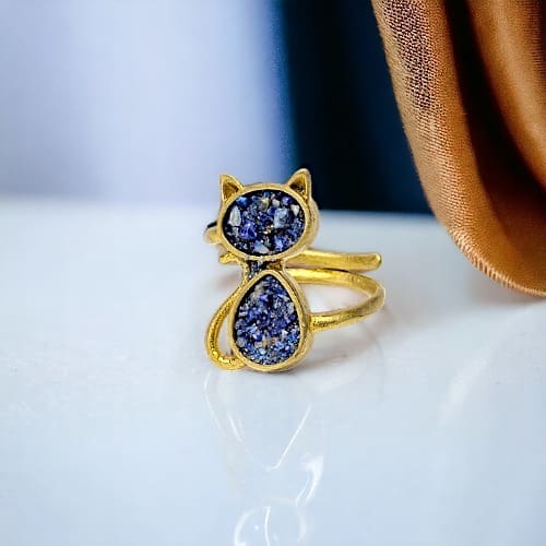 Χειροποίητο δαχτυλίδι (με ρυθμιζόμενο μέγεθος) από επιχρυσωμένο ορείχαλκο, με σχήμα γάτας και πέτρες λάπις μπλε