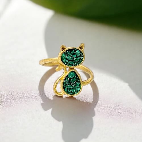 Χειροποίητο δαχτυλίδι (με ρυθμιζόμενο μέγεθος) από επιχρυσωμένο ορείχαλκο, με σχήμα γάτας και πράσινες πέτρες μαλαχίτη