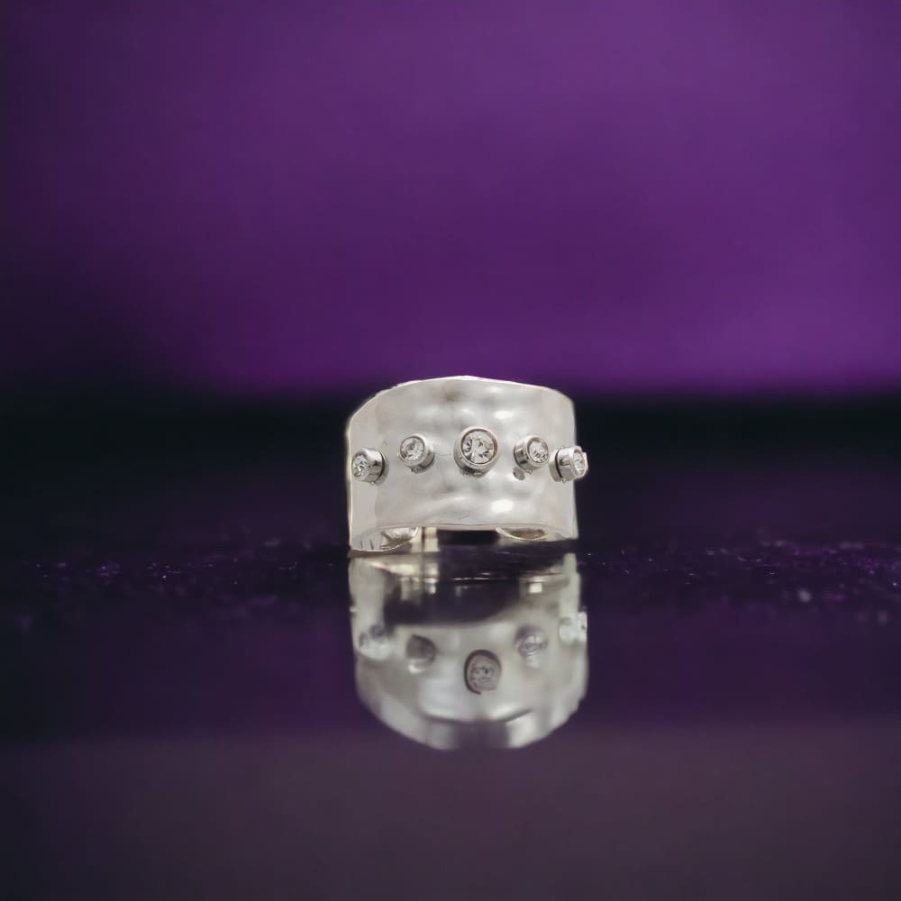 Ατσάλινο δαχτυλίδι ασημί (ρυθμιζόμενο), με σφυρήλατη επιφάνεια και λευκά ζιργκόν