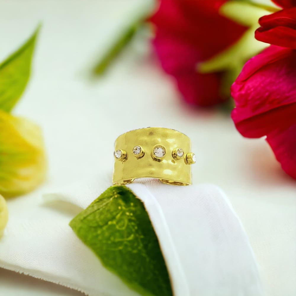 Ατσάλινο δαχτυλίδι χρυσαφί (ρυθμιζόμενο), με σφυρήλατη επιφάνεια και λευκά ζιργκόν