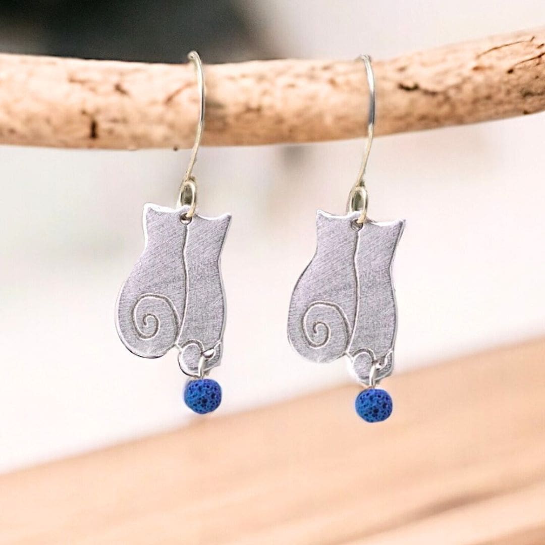 Χειροποίητα σκουλαρίκια (κρεμαστά) από επαργυρωμένο ορείχαλκο, με σχήμα διπλές γάτες και ηφαιστειακή λάβα μπλε
