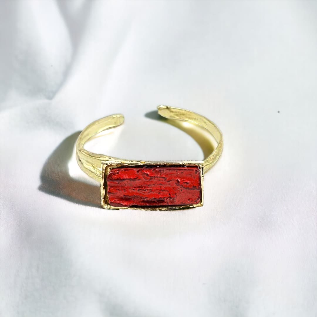 Χειροποίητο βραχιόλι από επιχρυσωμένο ορείχαλκο (με ρυθμιζόμενο μέγεθος) και κόκκινη ορυκτή πέτρα ορθογώνιου σχήματος