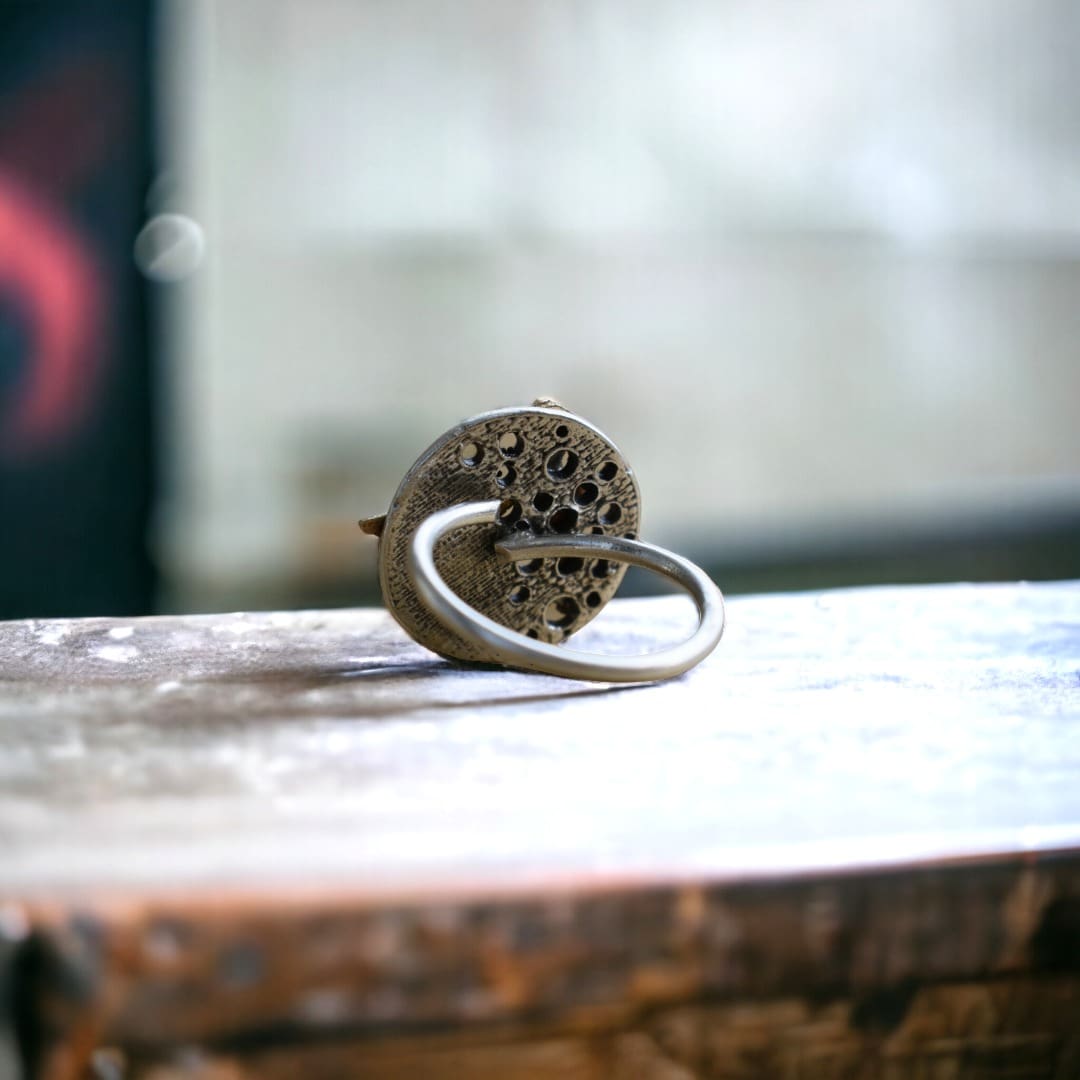 Χειροποίητο δαχτυλίδι (με ρυθμιζόμενο μέγεθος) από επαργυρωμένο ορείχαλκο με στρογγυλή διάτρητη επιφάνεια