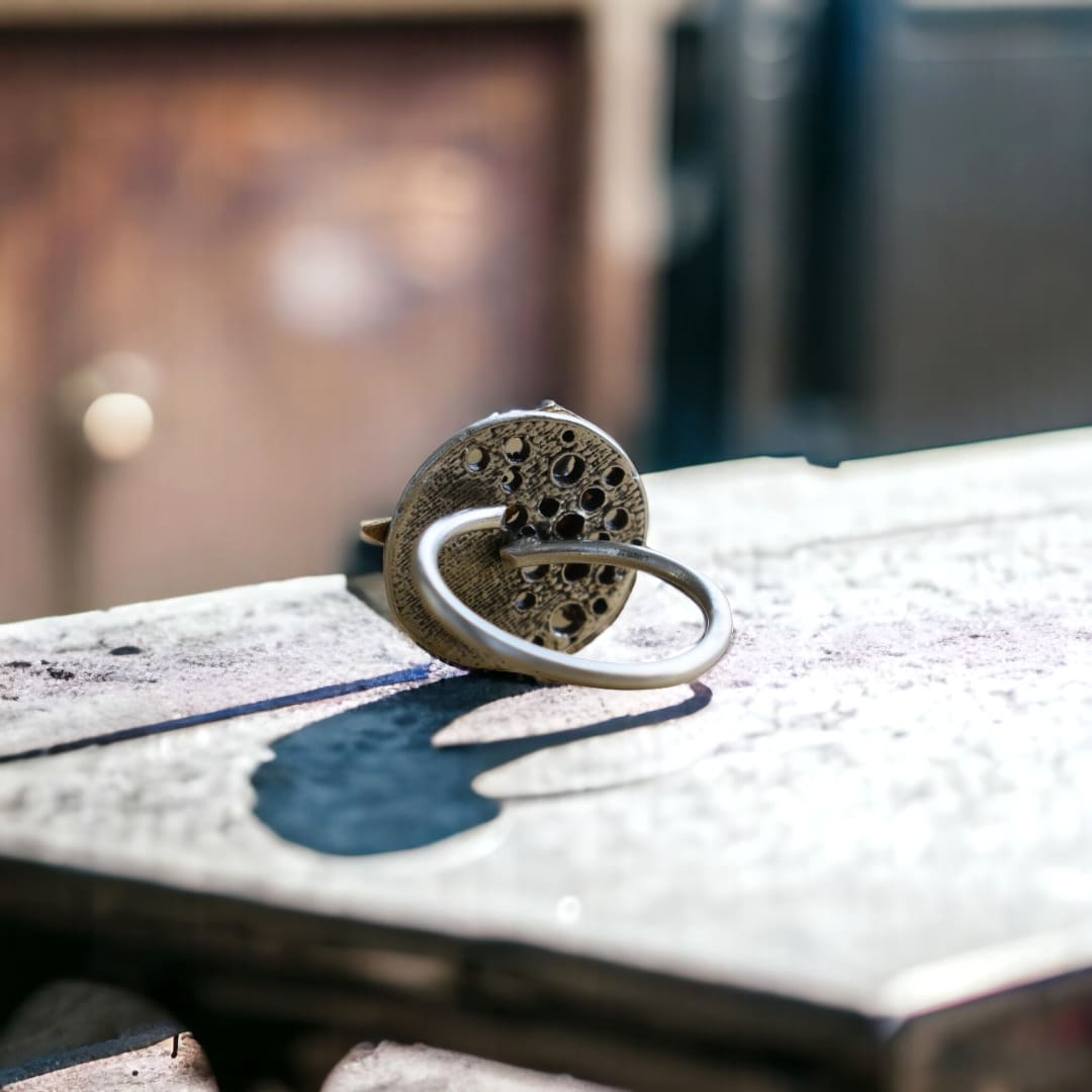 Χειροποίητο δαχτυλίδι (με ρυθμιζόμενο μέγεθος) από επαργυρωμένο ορείχαλκο με στρογγυλή διάτρητη επιφάνεια