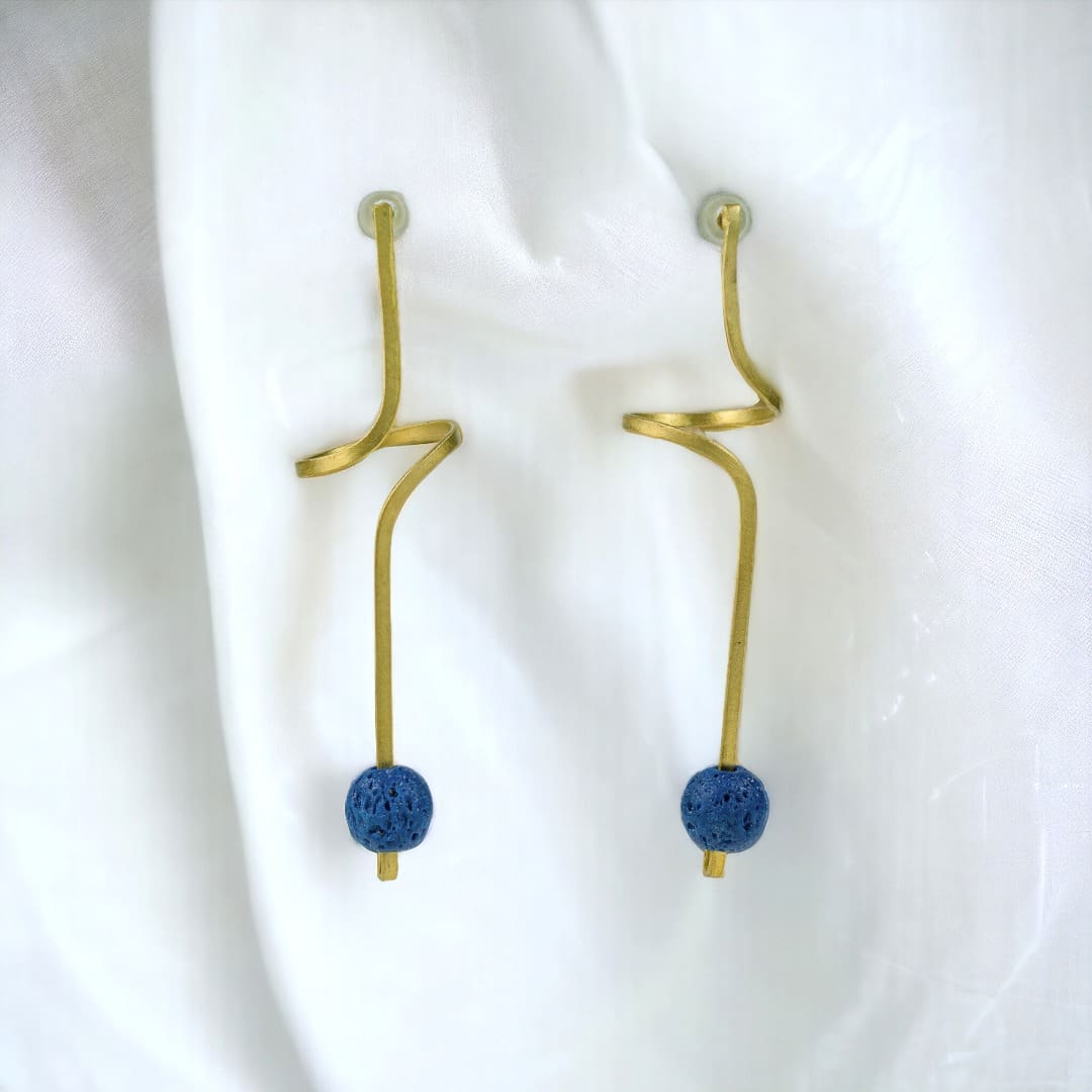 Μίνιμαλ χειροποίητα σκουλαρίκια από ορείχαλκο, με σχήμα σπείρας και μπλε χάντρα (λάβα)