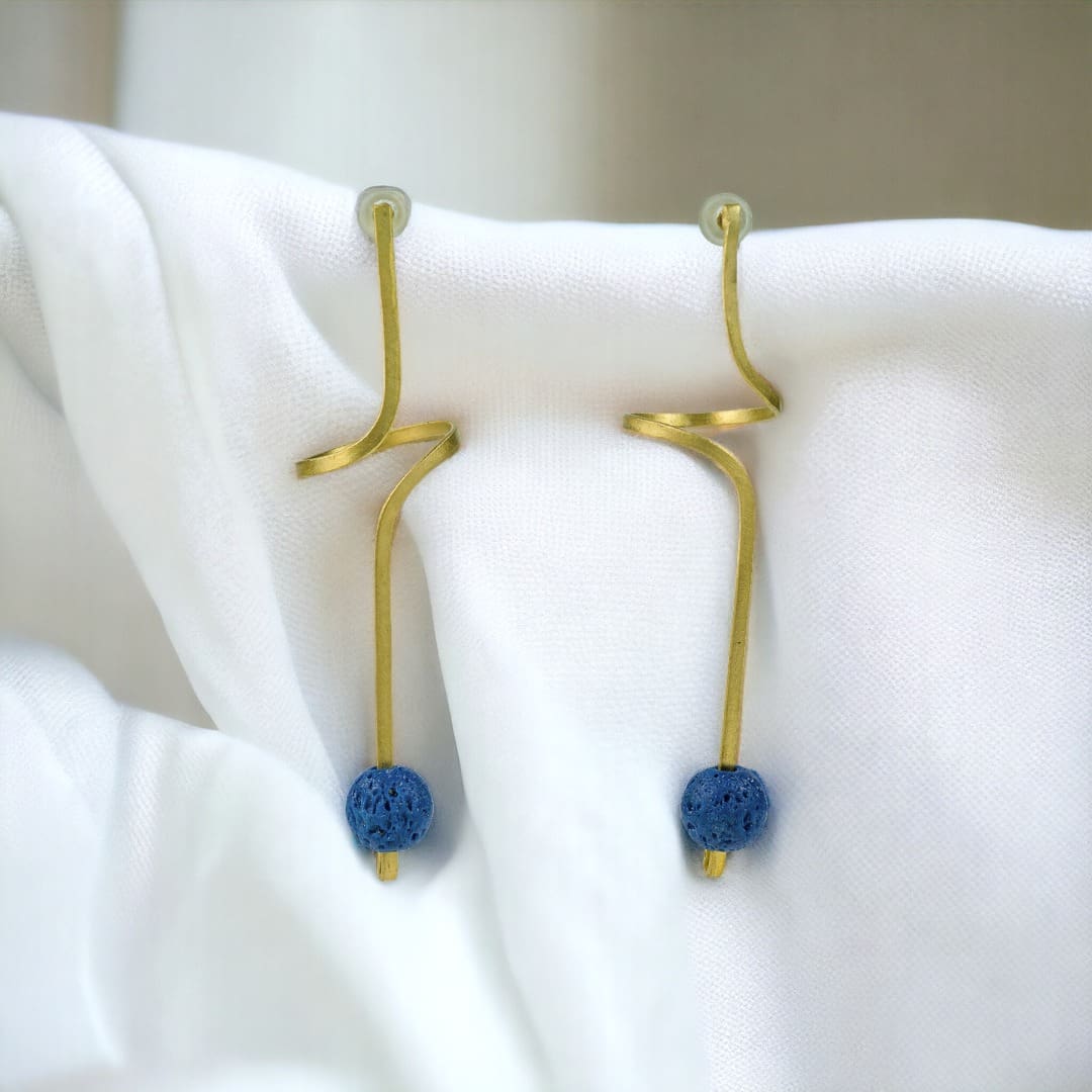 Μίνιμαλ χειροποίητα σκουλαρίκια από ορείχαλκο, με σχήμα σπείρας και μπλε χάντρα (λάβα)
