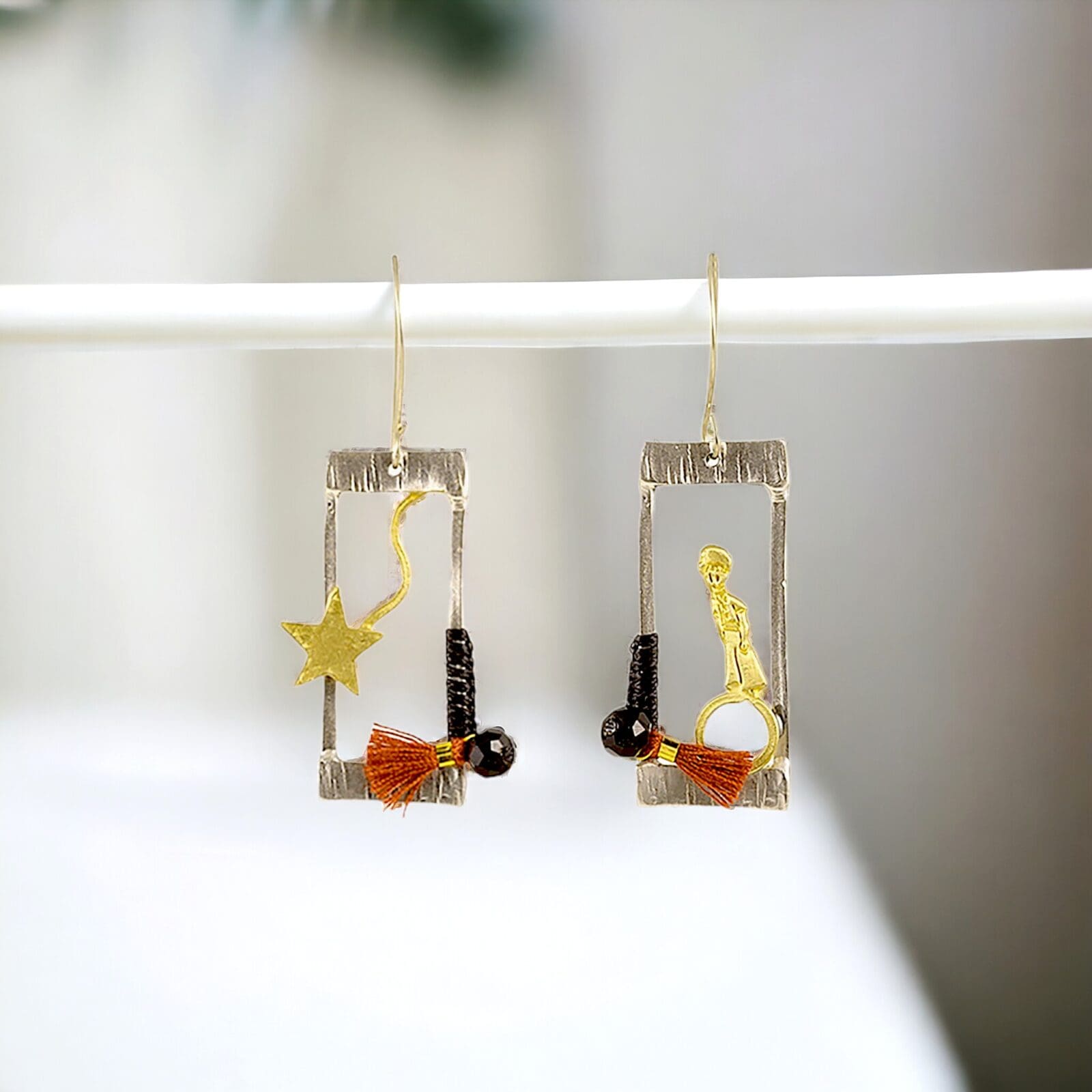 Χειροποίητα σκουλαρίκια (κρεμαστά) από επαργυρωμένο, σφυρήλατο ορείχαλκο, με χρυσές λεπτομέρειες και συνδυασμένα με μαύρη κηροκλωστή 