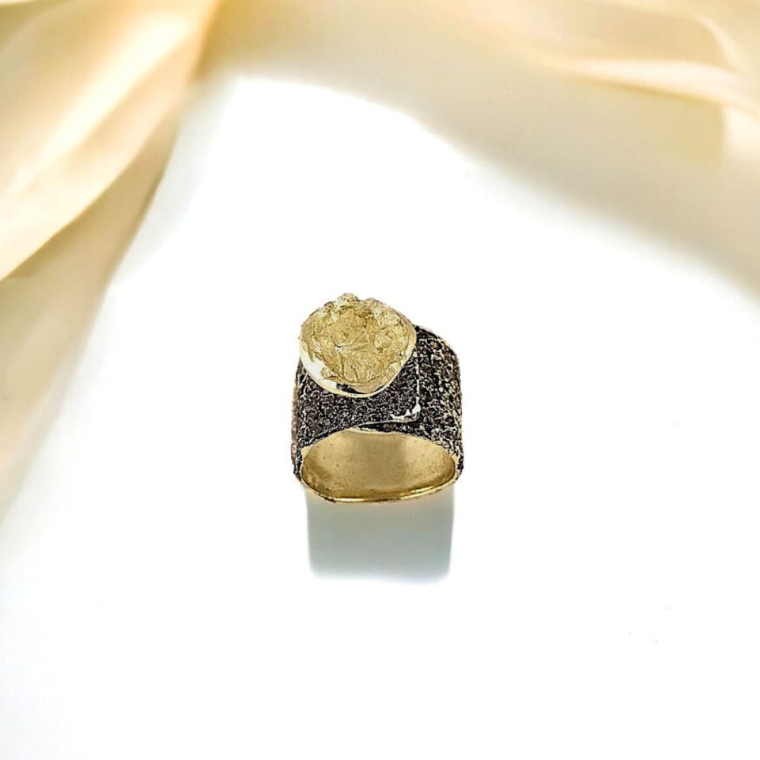 Χειροποίητο δαχτυλίδι (με ρυθμιζόμενο μέγεθος) από διαμανταρισμένο ορείχαλκο (με μαύρη/χρυσή απόχρωση) και διάφανους κρυστάλλους