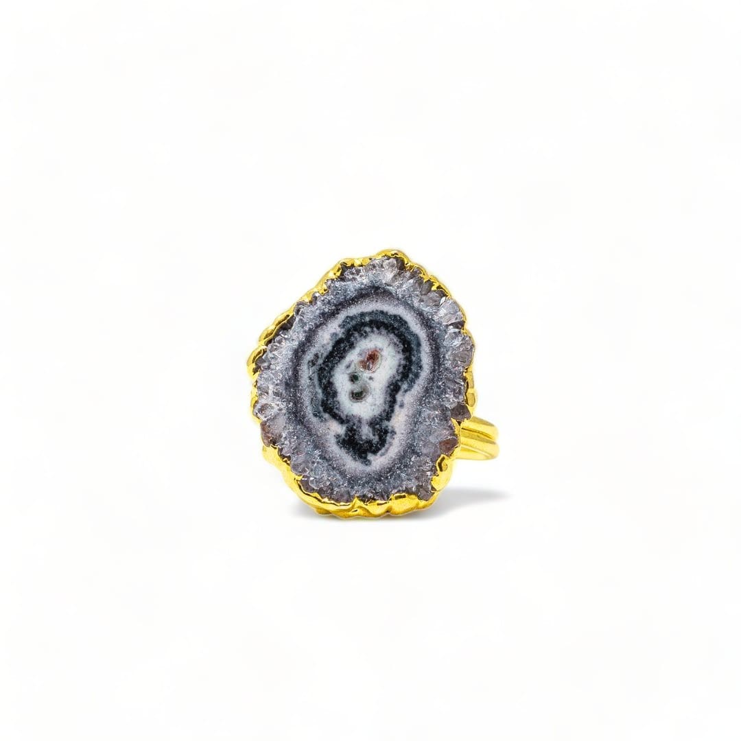 Χειροποίητο δαχτυλίδι (με ρυθμιζόμενο μέγεθος) από επιχρυσωμένο ορείχαλκο και συνδυασμένο με κατεργασμένη φυσική πέτρα σε αποχρώσεις του γκρι