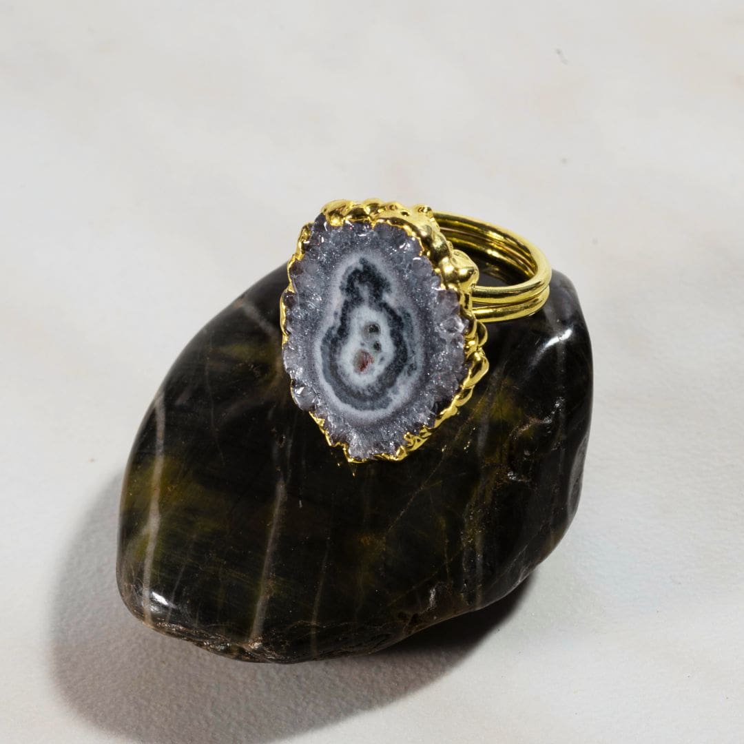 Χειροποίητο δαχτυλίδι (με ρυθμιζόμενο μέγεθος) από επιχρυσωμένο ορείχαλκο και συνδυασμένο με κατεργασμένη φυσική πέτρα σε αποχρώσεις του γκρι