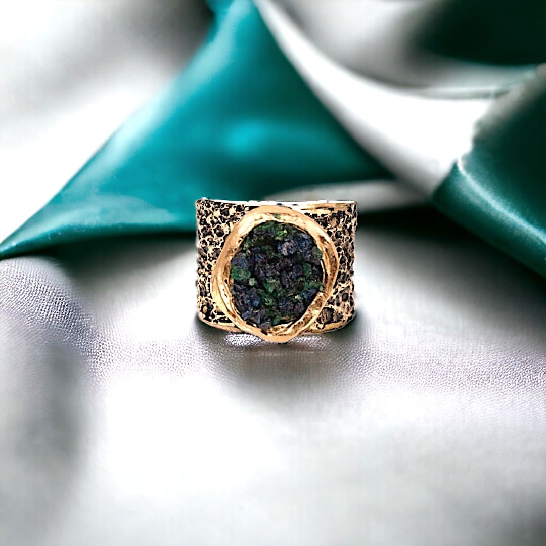 Χειροποίητο δαχτυλίδι (με ρυθμιζόμενο μέγεθος) από διαμανταρισμένο ορείχαλκο (σε μπεζ/μαύρη απόχρωση) και μπλε/πράσινους κρυστάλλους