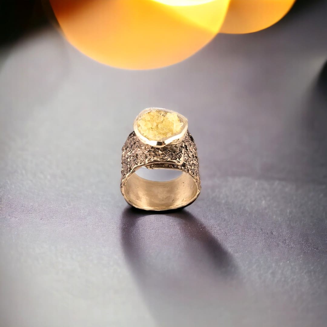 Χειροποίητο δαχτυλίδι (με ρυθμιζόμενο μέγεθος) από διαμανταρισμένο ορείχαλκο (σε μπεζ/μαύρη απόχρωση) και κίτρινους κρυστάλλους
