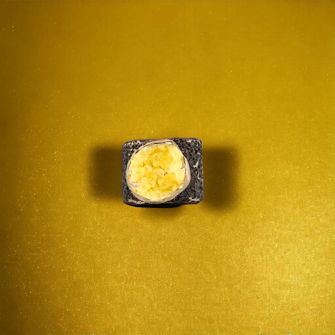 Χειροποίητο δαχτυλίδι (με ρυθμιζόμενο μέγεθος) από διαμανταρισμένο ορείχαλκο (με χρυσή/μαύρη απόχρωση) και κίτρινους κρυστάλλους