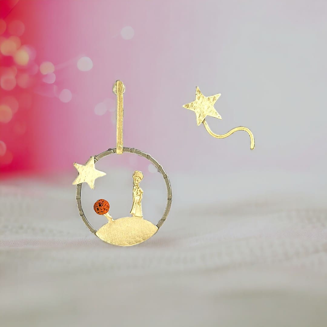 Χειροποίητα σκουλαρίκια (καρφωτά) από ορείχαλκο με φιγούρα Μικρού Πρίγκηπα με αστέρι και κόκκινη χάντρα